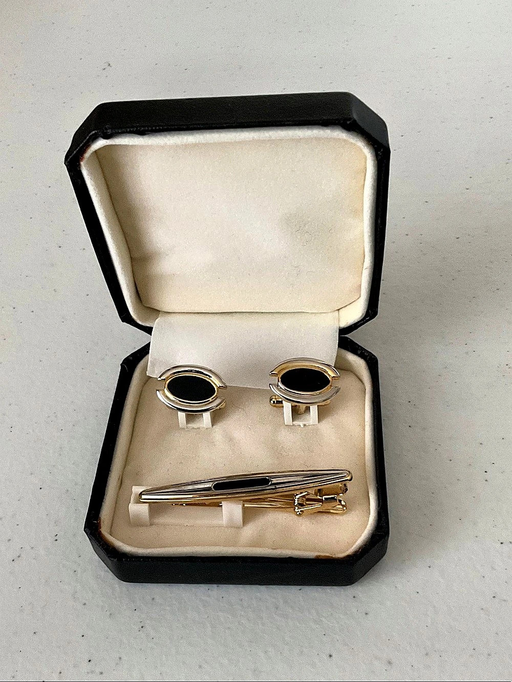 🌺$5.00 must bundle 🌺Black Stone Cufflink & Tie Bar Set
